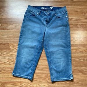 🌷3/$25🌷 Ladies light wash capris